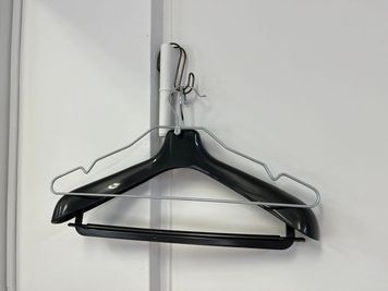 ハンガー用ラック1個
・ハンガー（太）1個
・ハンガー（細）1個 - プライベートサロンくろねこスタジオ 【JR大森駅東口徒歩6分】プライベートサロンくろねこスタジオの設備の写真