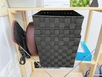 施術ベッドの顔当て・荷物かご３個・ティッシュペーパー - プライベートサロンくろねこスタジオ 【JR大森駅東口徒歩6分】プライベートサロンくろねこスタジオの設備の写真