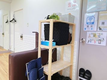 靴は棚の下段と中断をご利用ください - プライベートサロンくろねこスタジオ 【JR大森駅東口徒歩6分】プライベートサロンくろねこスタジオの入口の写真