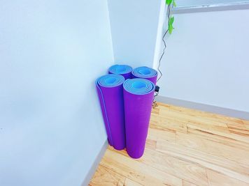 ノンスリップヨガマットは4枚無料でご利用できます - プライベートサロンくろねこスタジオ 【JR大森駅東口徒歩6分】プライベートサロンくろねこスタジオの設備の写真