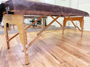 施術ベッドはこの高さで折りたたんでください - プライベートサロンくろねこスタジオ 【JR大森駅東口徒歩6分】プライベートサロンくろねこスタジオの設備の写真