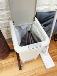 有料ペーパーシーツは備え付けのゴミ箱にお捨てください - プライベートサロンくろねこスタジオ 【JR大森駅東口徒歩6分】プライベートサロンくろねこスタジオの設備の写真