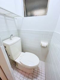 お手洗いは共用部にあります。付属の鍵を使ってご利用ください - プライベートサロンくろねこスタジオ 【JR大森駅東口徒歩6分】プライベートサロンくろねこスタジオの設備の写真