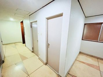 スタジオ前の廊下です。たくさんの方が出入りする場所のため、私語はお控えください - プライベートサロンくろねこスタジオ 【JR大森駅東口徒歩6分】プライベートサロンくろねこスタジオの入口の写真