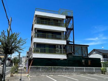 昭和40年築鉄筋コンクリートと木造倉庫を18年前にスキャルとにして完全リノベーション。屋上へ登れ屋上緑化した芝の屋上からの眺望は尼ヶ坂ビルならでは。 - 尼ヶ坂サロン 名古屋・尼ヶ坂｜NYCブルックリン煉瓦ガレージ＆庭｜撮影ロケの外観の写真