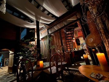 ガーデンからは、奥行きのある尼ヶ坂サロンが眺められる。どこから眺めても絵になるので写真やビデオ撮影には重宝します。一棟貸の価値を醸し出していただけます。 - 尼ヶ坂サロン 名古屋・尼ヶ坂｜NYCブルックリン煉瓦ガレージ＆庭｜撮影ロケの室内の写真