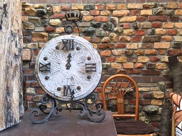 ガーデンには、ビンテージのアンティークも散りばめられており、ジブリの世界のような独特なシュール感も味わえます。 - 尼ヶ坂サロン 名古屋・尼ヶ坂｜NYCブルックリン煉瓦ガレージ＆庭｜撮影ロケの室内の写真