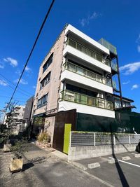 手前のダークブラウンとグリーンの鉄の扉を開けるとガレージがあり、ガーデンに抜け、とても外観からは想像もつかない空間が繰り広がります。まさに隠れ家。 - 尼ヶ坂サロン 名古屋・尼ヶ坂｜NYCブルックリン煉瓦ガレージ＆庭｜撮影ロケの室内の写真