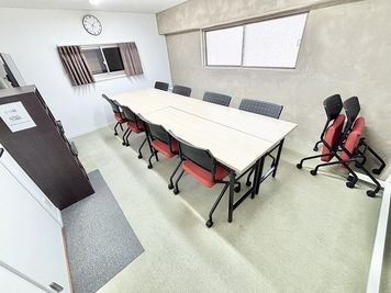 土足禁止です、靴箱に収納してください。 - WorkWork　 会議室　201号室の室内の写真