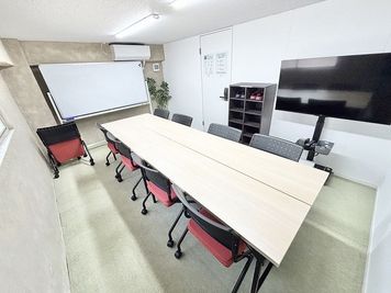 【成田駅から徒歩7分！駐車場無料！】50インチモニター＆ホワイトボード付き！最大10名！会議室！ - WorkWork　