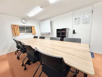 土足禁止です、靴箱に収納してください。 - WorkWork　 会議室（202号室）の室内の写真