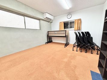 WorkWork　 会議室（202号室）の室内の写真