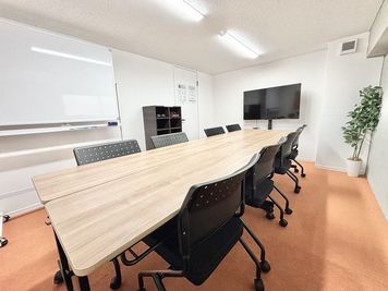 会議室（202号室）【成田駅から徒歩7分！！】ホワイトボード、モニター付き！最大8名！ - WorkWork　