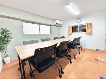 エアコンも付いております。 - WorkWork　 会議室（202号室）の室内の写真