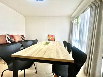 【烏丸駅徒歩2分！】完全個室/大型モニター・EV完備/飲食OK/・リモート・ミーティング・快適なワークスペース - 小部屋ラボ　京都四条烏丸店