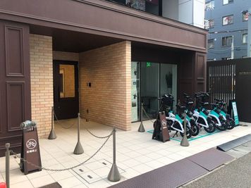 こちらのビルの８Fです - 神戸駅前コワーキングスペース Suki_ma（スキマ） 【R-３】格安！１名_スクリーン付き個室ブース_神戸駅前スキマの外観の写真
