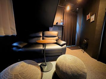 二人だけのプライベート映画館 - プライベートシアタールーム平塚 プライベートシアタールームの室内の写真