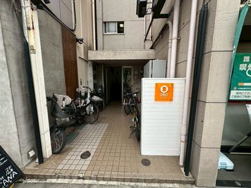 オレンジ色の看板が目印です。エレベータをご利用頂き３階がOBOスタ経堂です。 - OBOスタ経堂の外観の写真