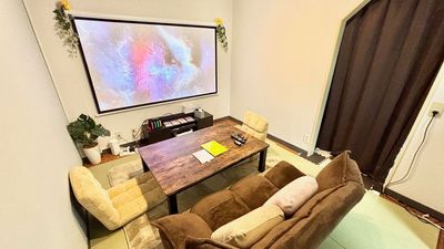 涼しいお部屋でゆったりと🍧
84㌅大画面スクリーンに高精細レーザープロジェクター＆YAMAHAサウンドバーでドルビー立体音質♬ - グッドワン大阪天満宮　右近 未成年🆗防犯カメラ🈚️出入り🆓　グッドワン大阪天満宮　右近の室内の写真