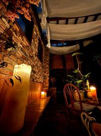 ガーデンとガレージは昼と夜の二つの演出が可能。昼は太陽光、夜はキャンドルライトやランプの溢れみがNYCブルックリンの映画の一シーンのような効果を醸し出します。 - 尼ヶ坂サロン 名古屋・尼ヶ坂｜NYCブルックリン煉瓦ガレージ＆庭｜撮影ロケの室内の写真