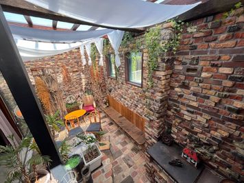 尼ヶ坂サロン 名古屋・尼ヶ坂｜NYCブルックリン煉瓦ガレージ＆庭｜撮影ロケの室内の写真