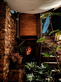 まるでNYCブルックリンの煉瓦倉庫街の隠れ家のような一シーンが撮れます。観賞植物も程よくレンガや木の質感とマッチしています。
 - 尼ヶ坂サロン 名古屋・尼ヶ坂｜NYCブルックリン煉瓦ガレージ＆庭｜撮影ロケの室内の写真