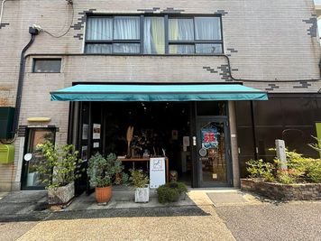 尼ヶ坂サロン 名古屋・尼ヶ坂｜NYCブルックリン煉瓦ガレージ＆庭｜撮影ロケの室内の写真