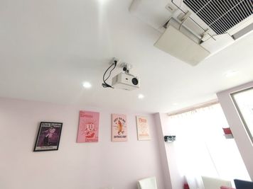 プロジェクター - CAFE SWEETの室内の写真