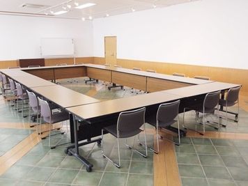 3名がけスクール形式やロの字形式の場合、お客様自身でレイアウト変更をお願いします。 - 名古屋会議室 日本陶磁器センター 【2025年9月30日まで】多目的ホールの室内の写真