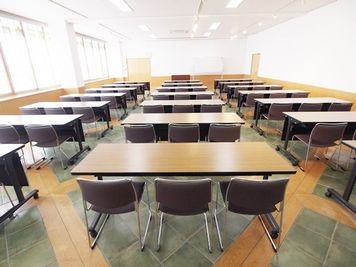 3名がけスクール形式やロの字形式の場合、お客様自身でレイアウト変更をお願いします。 - 名古屋会議室 日本陶磁器センター 【2025年9月30日まで】多目的ホールの室内の写真