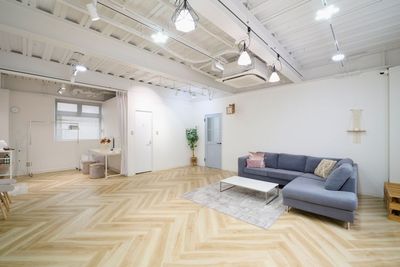 大型コーナーソファのブースでは３~４名の座談会やパーティなどに。 - 渋谷三宿スタジオ  壁1面窓で自然光◎開放感のある大型スペースの室内の写真