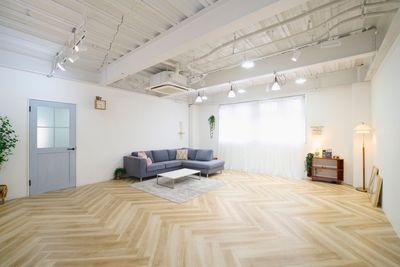 大型コーナーソファブースです。
広さがあるのでゆったりとご利用頂けます。 - 渋谷三宿スタジオ  壁1面窓で自然光◎開放感のある大型スペースの室内の写真