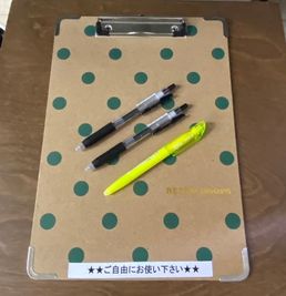 バインダーとペンをご用意しております。ご使用ください。 - ルーチェ北新地 御堂筋店 レンタルサロン  ルーチェ北新地 御堂筋店の設備の写真