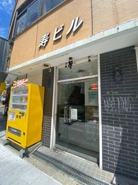 こちらの入口から建物内にお入りください。 - ルーチェ北新地 御堂筋店 レンタルサロン  ルーチェ北新地 御堂筋店の入口の写真