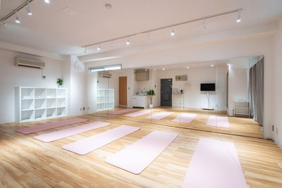 ヨガマット無料貸出あり - LivRall studio 横浜 関内エリア| 1Fにあるレンタルスタジオの室内の写真