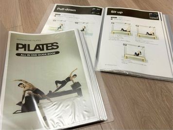 【初心者も安心】マシン使い方ガイドブックを用意しております。動画も見れるQRコードつき！ - 阪神西宮駅徒歩1分ピラティススタジオenefit pilates 【阪神西宮駅徒歩1分】レンタルマシンピラティススタジオの設備の写真