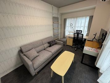 ライブ配信/テレワーク/Web会議/無料Wi－Fi完備/撮影用リングライト有/完全個室/陽当り良好/角部屋/2人掛けソファー - MY　PLACE　（マイ　プレイス）