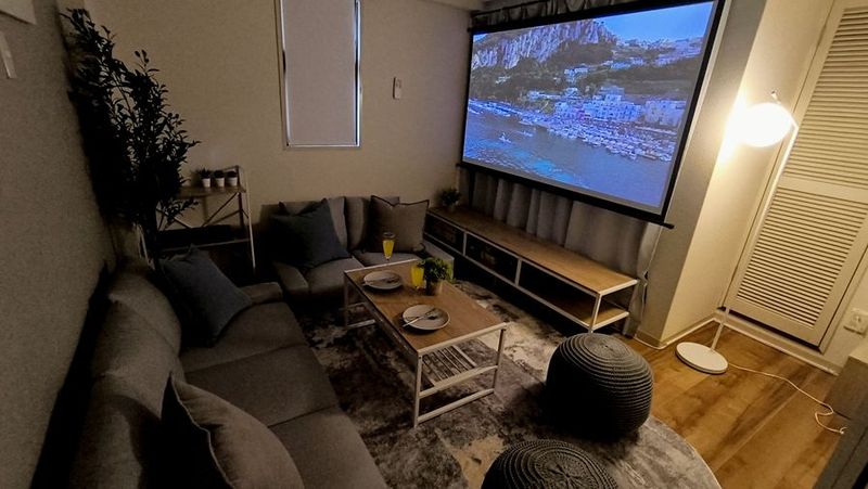 北欧🩵と猫🐱のまったり空間☕大迫力スクリーンで映画デート💕 - hygge北堀江