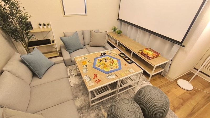 北欧🩵と猫🐱のまったり空間☕大迫力スクリーンで映画デート💕 - hygge北堀江