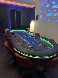 ポーカー台 - BARエルフ カラオケ付きパーティルームの室内の写真