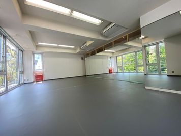 大きな窓から外の明かりも入る、広々としたキレイなスタジオです！ - ダンスポルトレーヴ レンタルスタジオの室内の写真