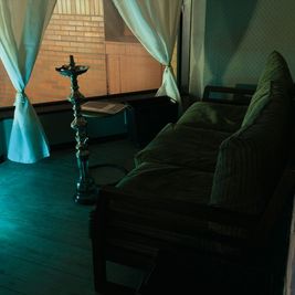 窓際席も雰囲気抜群で写真映え間違いなし - Shisha cafe&bar SKOSHの室内の写真