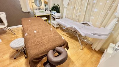 マッサージベッドとエステベッドの２台体制‼用途に合わせてご利用ください。 - 【完全個室　プライベートサロン】グッドワン神戸三宮Solea グッドワン神戸三宮Solea【エステ・整体・マッサージ・ネイル】の室内の写真