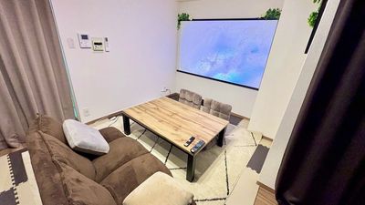 ８４インチスクリーンとサウンドバー♬のミニシアター - グッドワン十三　スマイルーム グッドワン十三スマイルーム　未成年🆗防犯カメラ🈚️映画鑑賞◎の室内の写真