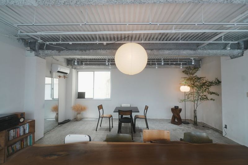 スタジオ汽水【代々木上原駅0.5分】白壁/自然光/コンクリ床 - 汽水