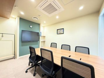 【横須賀中央駅徒歩5分】6名用会議室｜完全個室/大型モニター/簡単PC画面共有/研修/WEB会議/コンシェルジュ在中！ - BIZcomfort横須賀中央