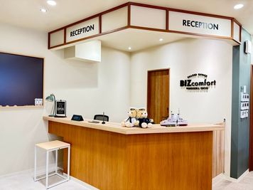 受付 - BIZcomfort横須賀中央 6名用会議室の入口の写真