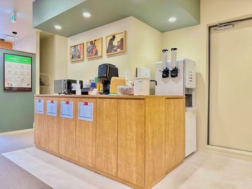 フリードリンク - BIZcomfort横須賀中央 6名用会議室の設備の写真