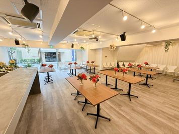 着席〜60名様、立食〜100名様ご利用可能です！
 - artia 五反田 artia五反田の室内の写真