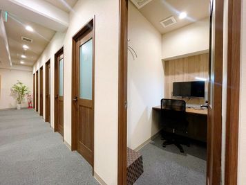 【¥385円/30分 三鷹駅最安値 徒歩3分】1名完全個室（Room9）モニター（27インチ/4K）・Wifi・フリードリンク - いいオフィス三鷹 by LHK